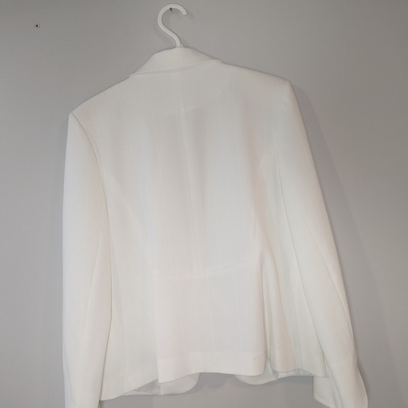 COPY - White Buttonless Blazer - Picture 5 of 6